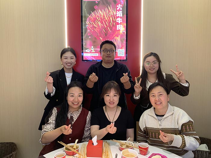 豐盛佳肴聚一堂，團建聚餐喜氣洋洋。讓我們齊聚力量，砥礪前行！