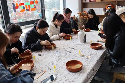 河南賽諾威全體女同事“甜蜜女神節，藝術DIY”活動慶祝3月8日女神節快樂！
